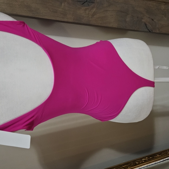 CALI CURVES Scoop Neck Sleevless Shaping Bodysuit In Fushia Pink. Size M/L NWT - Picture 5 of 9